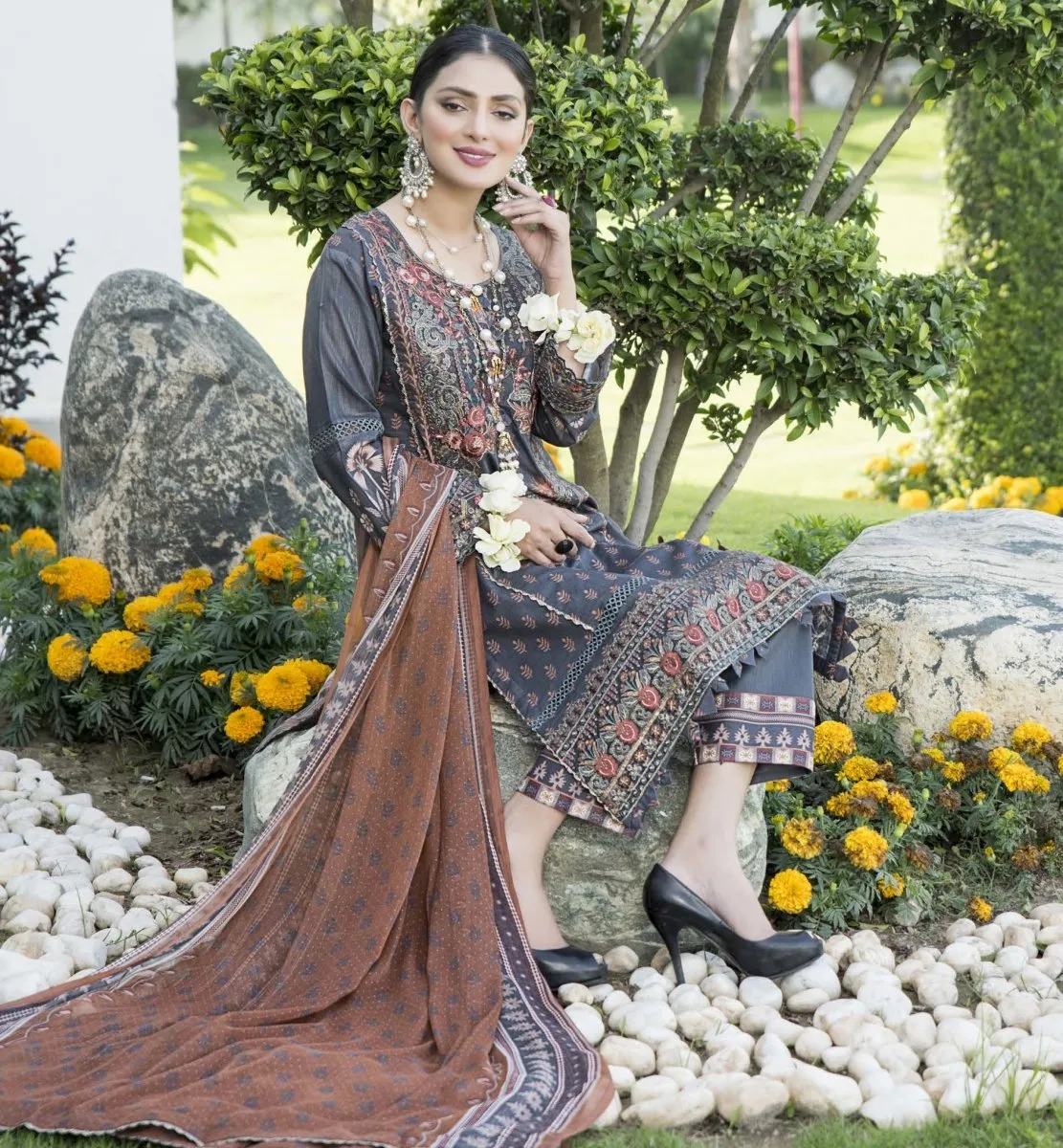 Munira Lawn 3 Piece Suit MUN472